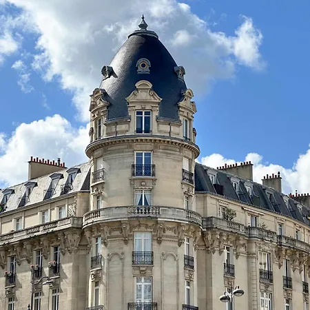 Trocadero - Elegant With Lift